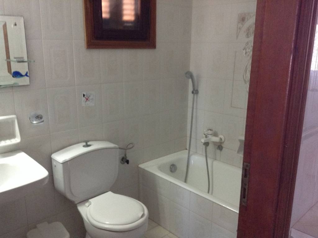 10-Apartment bathroom
