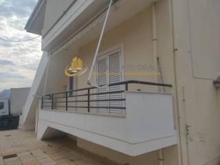 αριστερό μπαλκόνι σαλονιών- εισόδου οικιών