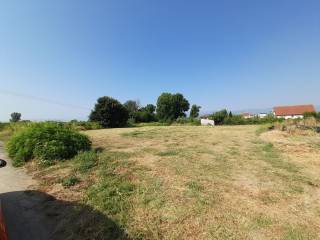 Πρόσοψη οικοπέδου με πρόσβαση από τον δρόμο