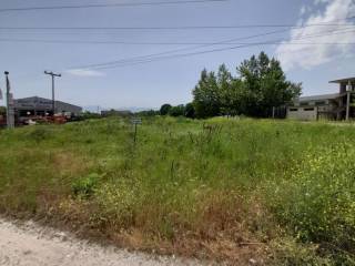 Η μπροστά όψη του οικοπέδου