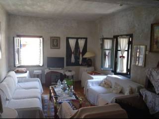 Το σαλόνι στον πρώτο όροφο της κατοικίας.