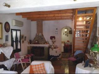 Το σαλόνι του πρώτου ορόφου, τζάκι και η εσωτερική σκάλα.