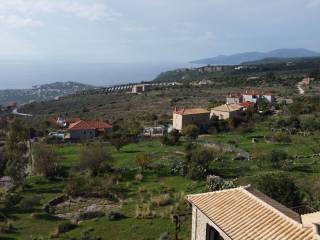 Απολαμβάνει εκπληκτική θέα στον Μεσσηνιακό κόλπο.