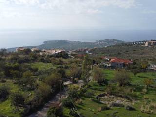 Το οικόπεδο βρίσκεται σε υπερυψωμένη επίπεδη θέση.