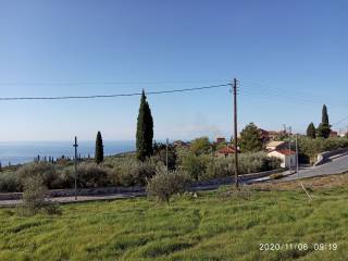 Ο κεντρικός δρόμος που περνάει ακριβώς μπροστά του.