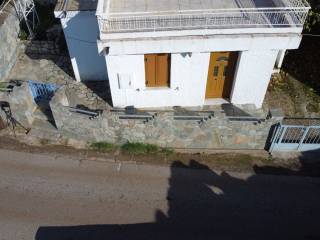 Το διαμέρισμα έχει πρόσοψη προς τον κεντρικό δρόμο.