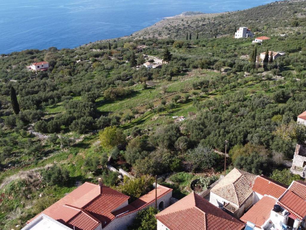 Το χωριό βρίσκεται 1300 μ. από τη θάλασσα.