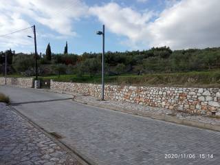 Ο πέτρινος φράχτης που περιβάλλει το οικόπεδο.