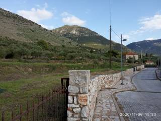 Η είσοδος (καγκελόπορτα) του οικοπέδου.
Άμεση πρόσβαση.
