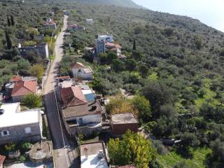 Η θέα προς τα ανατολικά μέσα από το χωριό, από ψηλά.