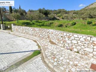 Πάνω από 90μ. πρόσοψη προς τον κεντρικό δρόμο.