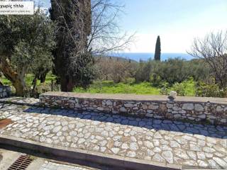 Η θέα από το ύψος του δρόμου μπροστά από το οικόπεδο.