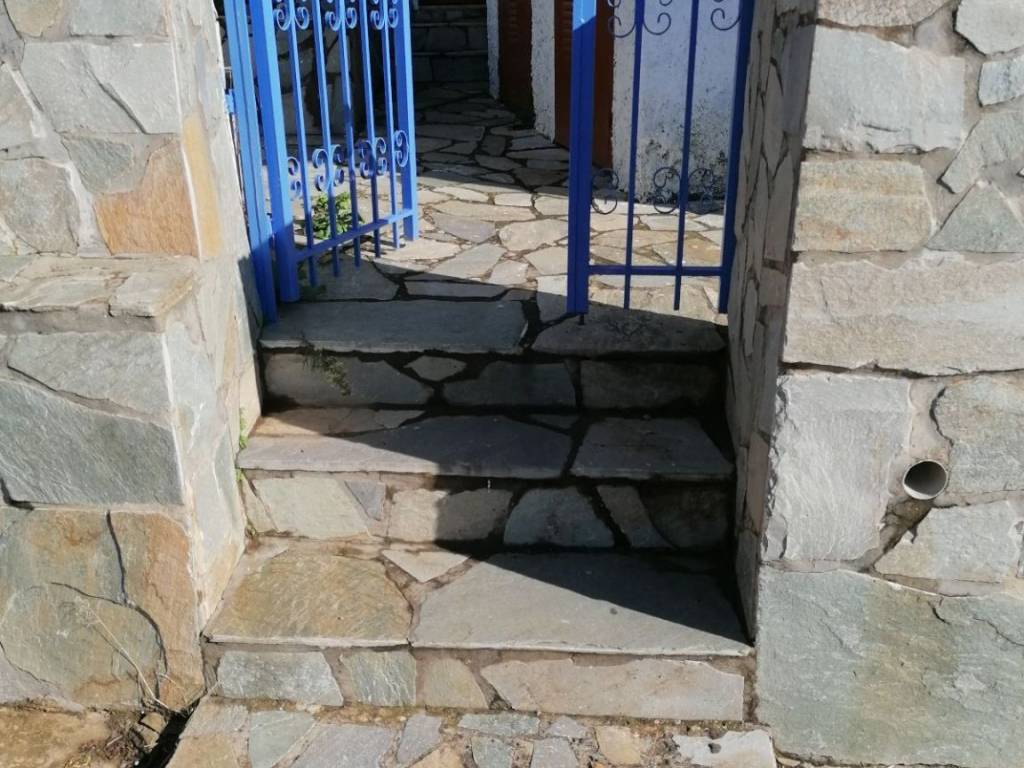 Η είσοδος στο διαμέρισμα από το δρόμο.