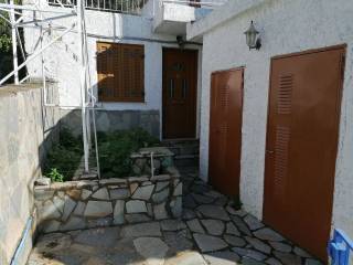 Μικρός ο εξωτερικός χώρος του ισόγειου διαμερίσματος.