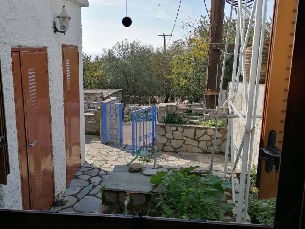 Φώτο τραβηγμένη μέσα από την κύρια κρεβατοκάμαρα.