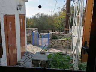 Φώτο τραβηγμένη μέσα από την κύρια κρεβατοκάμαρα.