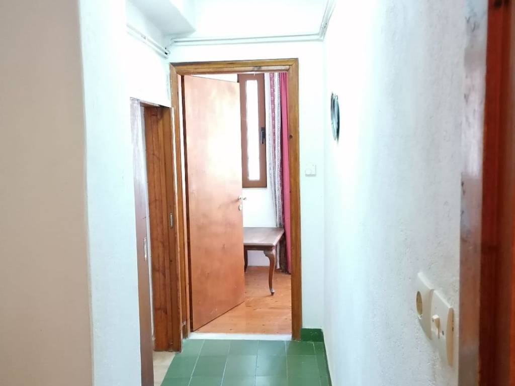 Διάδρομος που οδηγεί από το μπάνιο στην κρεβατοκάμαρα.