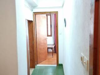 Διάδρομος που οδηγεί από το μπάνιο στην κρεβατοκάμαρα.