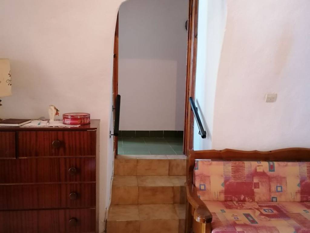 Εσωτερική σκάλα που οδηγεί από την μία κρεβ/μαρα στην άλλη.