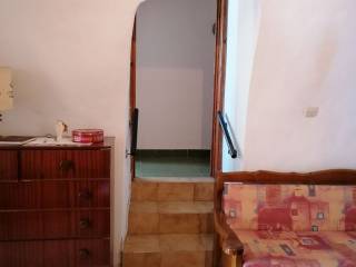 Εσωτερική σκάλα που οδηγεί από την μία κρεβ/μαρα στην άλλη.