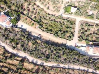 Βρίσκεται στη γωνία δύο αγροτικών δρόμων