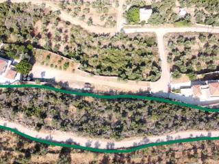 Πρόκειται για ένα ιδιαίτερο οικόπεδο, ορθογώνιου σχήματος