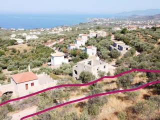 in immediate proximity to Kotroni