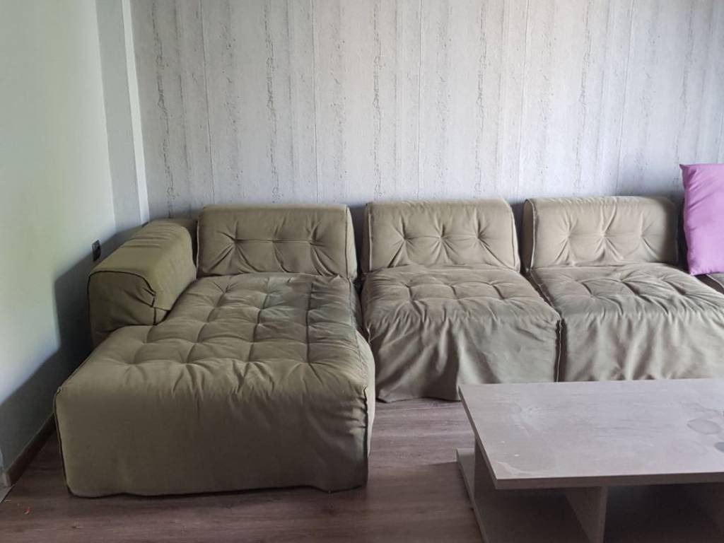 ΣΑΛΟΝΙ ΜΕ ΕΠΤΑΘΕΣΙΟ ΚΑΝΑΠΕ