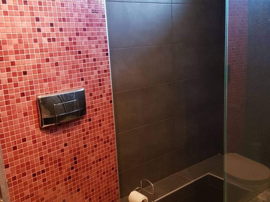 ΜΠΑΝΙΟ ΜΕ ΕΝΤΟΙΧΙΣΜΕΝΗ ΤΟΥΑΛΕΤΑ ΚΑΙ ΚΑΖΑΝΑΚΙ