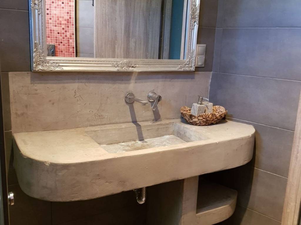 ΕΠΙΠΛΟ ΜΠΑΝΙΟΥ ΜΕ ΠΑΤΗΤΗ ΤΣΙΜΕΝΤΟΚΟΝΙΑ