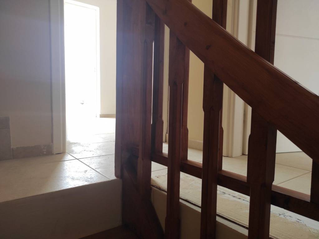 Εσωτερική ξύλινη σκάλα από ισόγειο στον 1ο όροφο