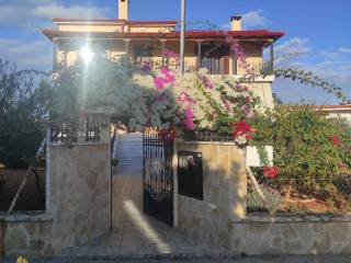 Είσοδος μονοκατοικίας - οικοπέδου