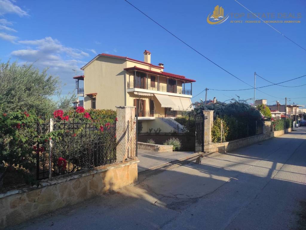 οικία - συρόμενη θύρα γκαράζ