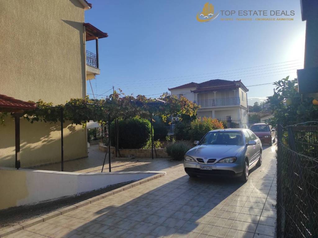 Άποψη διαδρόμου υπαίθριας στάθμευσης αυτοκινήτων