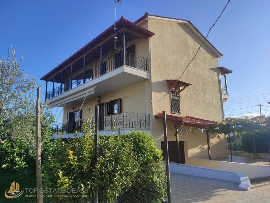 Άλλη άποψη οικίας - είσοδος υπογείου