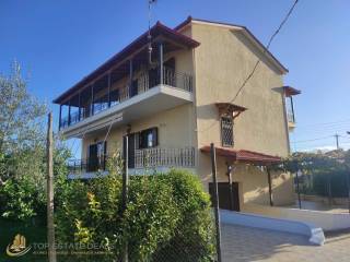 Άλλη άποψη οικίας - είσοδος υπογείου