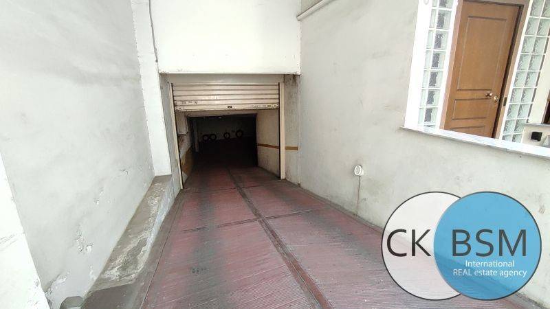 Είσοδος υπόγειου πάρκινγκ / Entrance to underground parking
