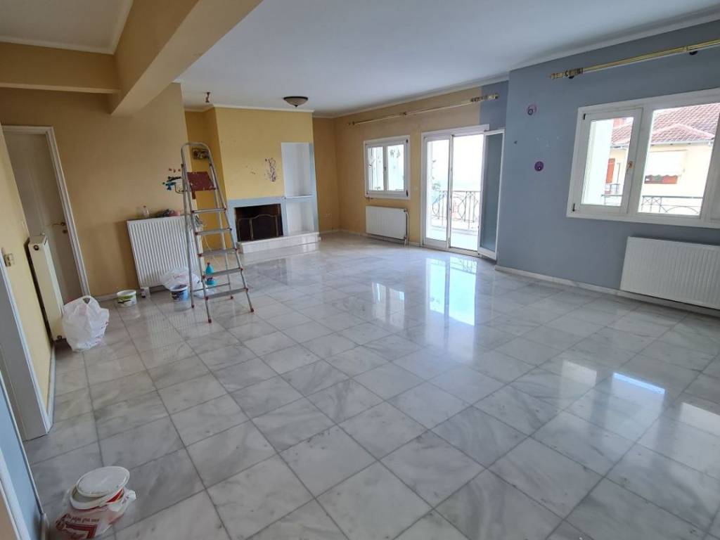 ΣΑΛΟΝΙ ΜΕ ΤΟ ΤΖΑΚΙ ΣΤΟ ΒΑΘΟΣ