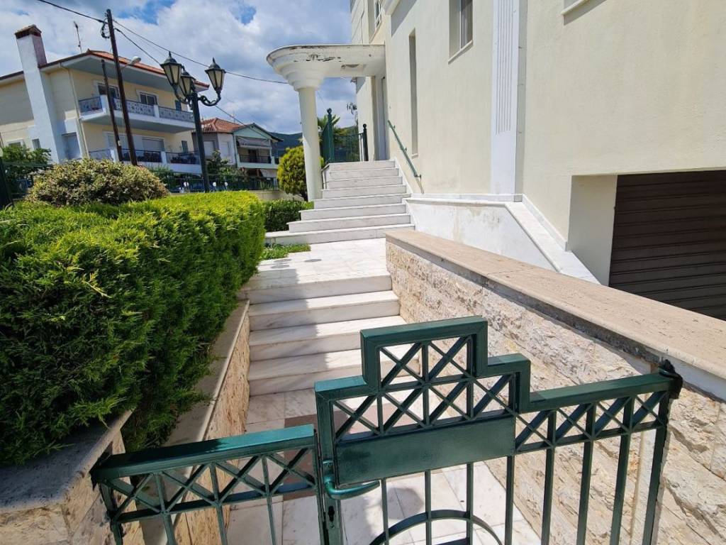 APOPSE PROS TEN KENTRIKE EISODO TES OIKODOMES