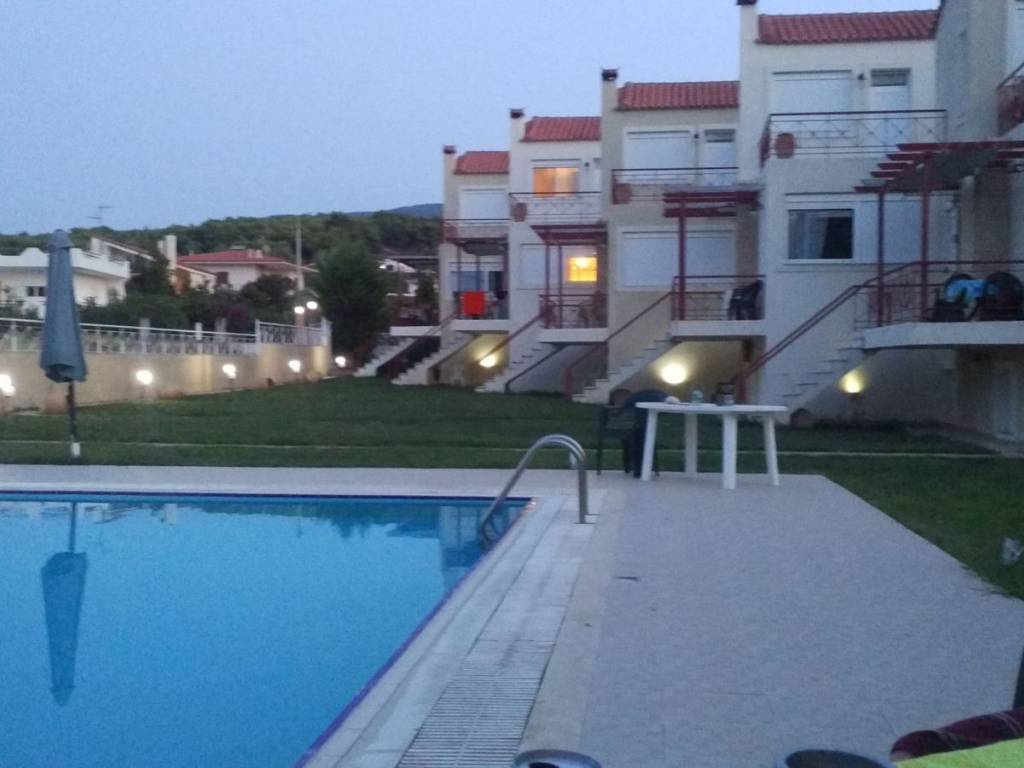 ΚΗΠΟΣ ΜΕ ΠΙΣΙΝΑ