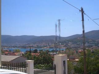 Θέα από τον δρόμο/ ισόγειο.