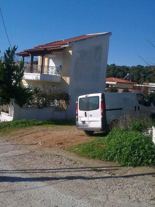 Η διπλανή  μεζονέτα σε ίδιου μεγέθους/ όμορο οικόπεδο.