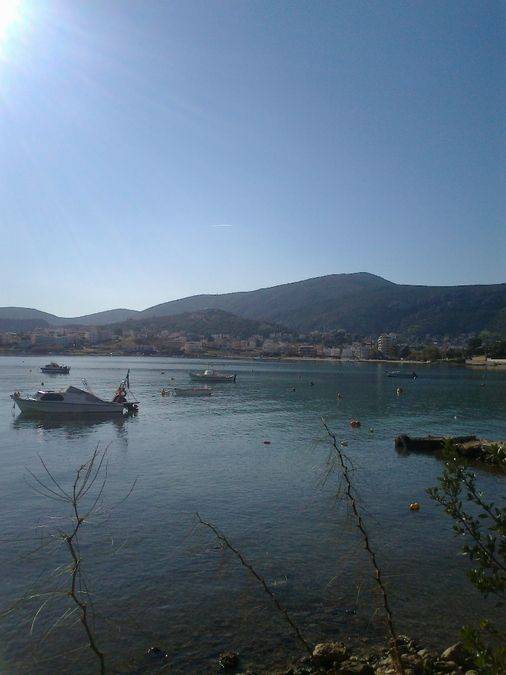 Θέα το Αυλάκι από τον παραλιακό.