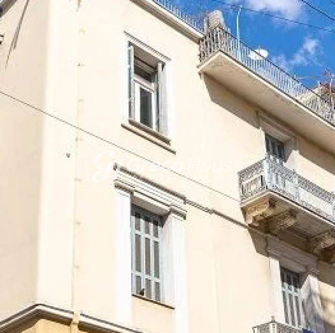 Οικιστικό κτίριο προς πώληση στην Αθήνα Εξάρχεια