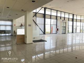 Forumland Real Estate, ισόγειο