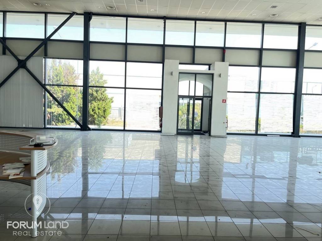 Forumland Real Estate, ισόγειο