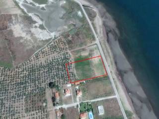 To monadiko parathalassio agrotemachio