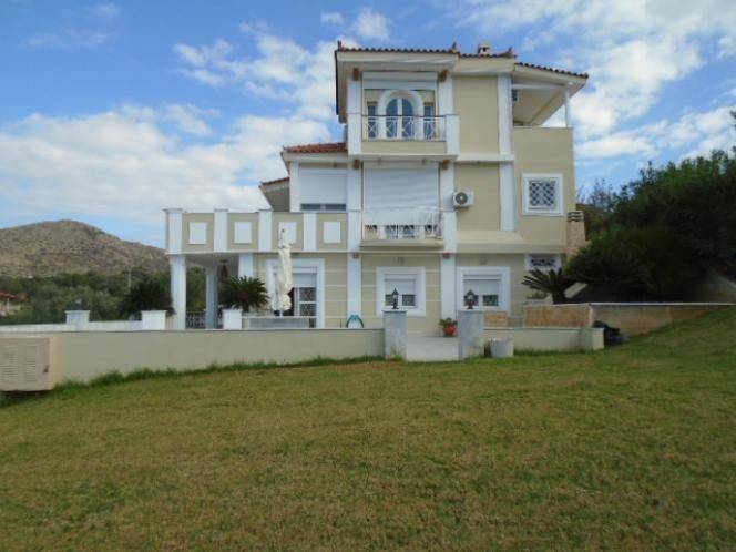 Villa for sale in Palaia Fokaia Atika