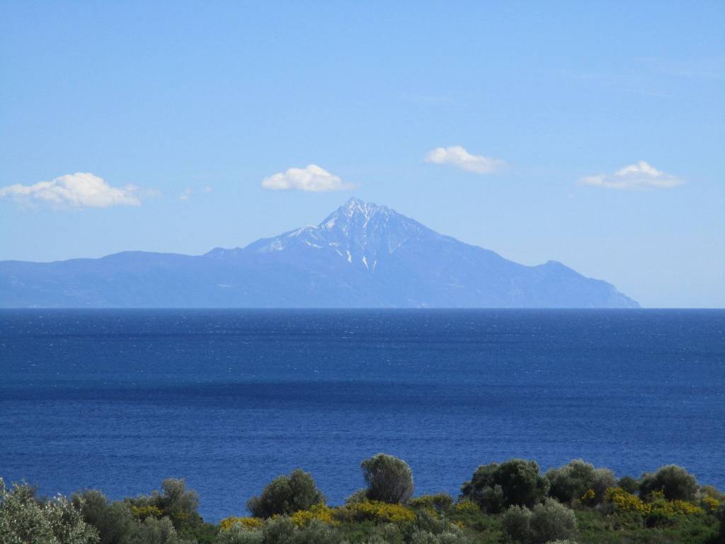 Ο Άθως όπως φαίνεται από τον δρόμο προς την παραλία.