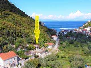 Aerial views and location of house